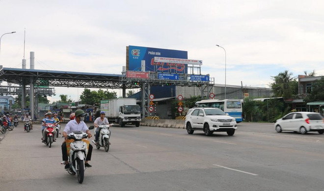 Trạm BOT T2 Cần Thơ tạm dừng thu phí vì bị tài xế phản ứng ảnh 1
