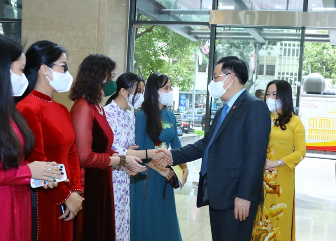 Chủ tịch Quốc hội Vương Đình Huệ đến dự Hội nghị tổng kết công tác năm 2021 và triển khai nhiệm vụ năm 2022 của Báo Đại biểu Nhân dân. (Ảnh: Văn Điệp/TTXVN) Chủ tịch Quốc hội dự Hội nghị tổng kết của Báo Đại biểu Nhân dân ảnh 1
