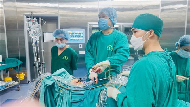 Thanh Hóa: Phẫu thuật, bóc khối u lớn ở tủy sống và lồng ngực hiếm gặp ảnh 1