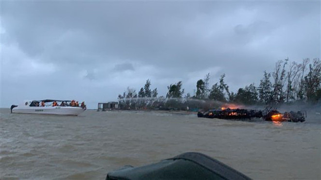 Quảng Nam: Điều tra nguyên nhân vụ cháy 8 phương tiện thủy tại Cửa Đại ảnh 1