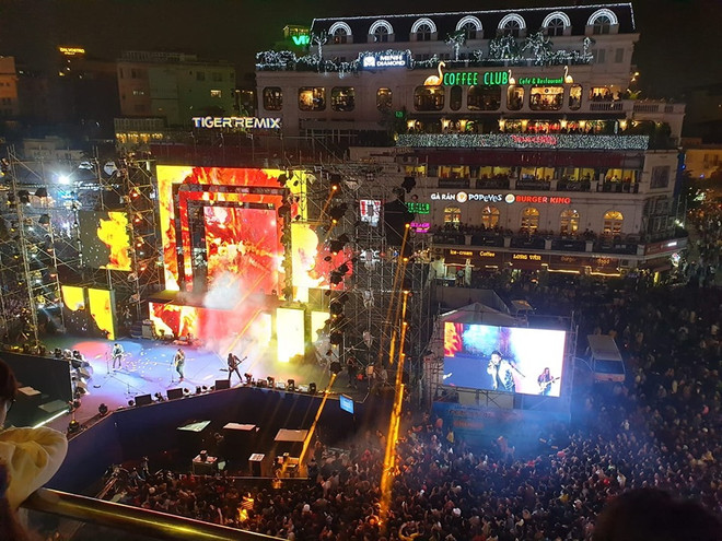 Hà Nội rộn rã đón chào thời khắc chuyển giao sang Năm mới 2020 ảnh 1