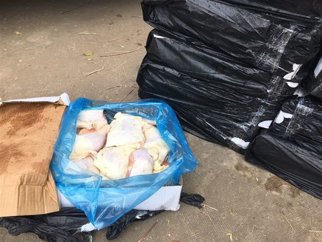 Phát hiện hàng trăm kg thịt gà đông lạnh không rõ nguồn gốc ảnh 1