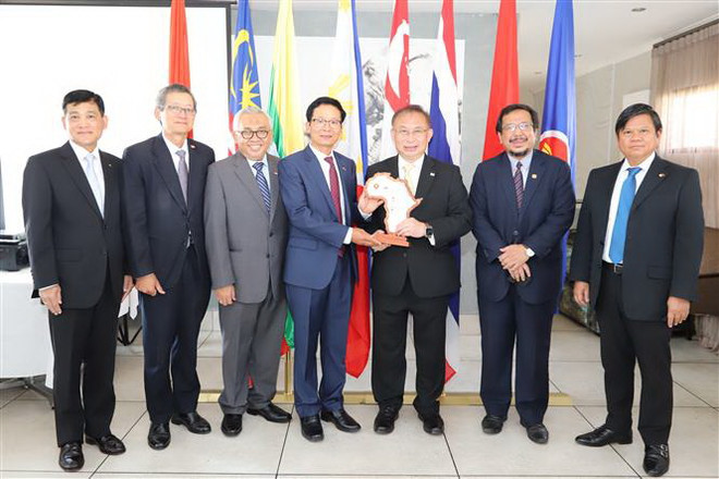 Các đại sứ ASEAN chụp ảnh lưu niệm. (Ảnh: Phi Hùng/TTXVN) 'Việt Nam thể hiện tầm lãnh đạo mạnh mẽ trong vai trò Chủ tịch ASEAN' ảnh 1