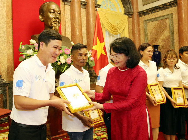 Phó Chủ tịch nước Đặng Thị Ngọc Thịnh gặp mặt gia đình trẻ tiêu biểu ảnh 1