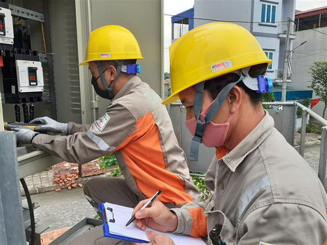 Công nhân Công ty Điện lực Thái Bình vận hành trạm biến áp 110kV cấp điện cho các phụ tải trên địa bàn. (Ảnh: TTXVN) Người dân 'kêu trời' vì tiền điện tăng cao, EVN lên tiếng ảnh 1