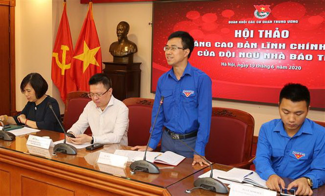 Phó Bí thư Đoàn khối các cơ quan Trung ương Bùi Hoàng Tùng phát biểu tại hội thảo. (Ảnh: Dương Giang/TTXVN) Nâng cao bản lĩnh chính trị của nhà báo trẻ Khối các cơ quan TW ảnh 2