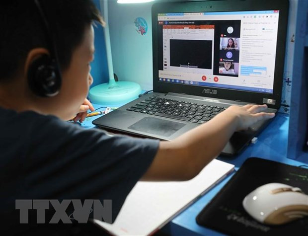 Học sinh học trực tuyến. (Nguồn: TTXVN) TP.HCM tổ chức học trực tuyến đến hết học kỳ 1 năm học 2021-2022 ảnh 1