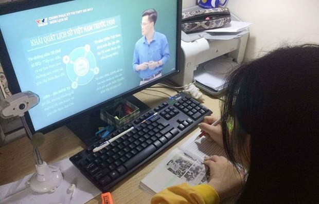 Học sinh học trực tuyến. (Nguồn: TTXVN) TP.HCM tổ chức học trực tuyến đến hết học kỳ 1 năm học 2021-2022 ảnh 2