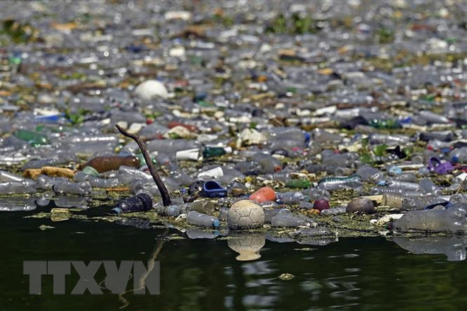 Rác thải nhựa tràn ngập tại hồ Suchitlan ở El Salvador. (Ảnh: AFP/TTXVN) Khoảng 19 đến 23 triệu tấn rác thải nhựa đang đọng ở sông, hồ và biển ảnh 1