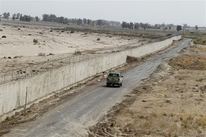 Lực lượng bảo vệ biên giới Iran tuần tra tại khu vực Milak, gần biên giới Iran-Afghanistan. (Ảnh: AFP/TTXVN) Iran đảm bảo an ninh khu vực biên giới chung với Afghanistan ảnh 1