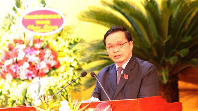 Phó Bí thư Thường trực Tỉnh ủy Cao Bằng Triệu Đình Lê trình bày dự thảo văn kiện Đại hội đại biểu Đảng bộ tỉnh Cao Bằng lần thứ XIX, nhiệm kỳ 2020-2025. (Ảnh: Chu Hiệu/TTXVN) 'Cao Bằng cần tập trung thu hút nguồn lực cho đầu tư phát triển' ảnh 3