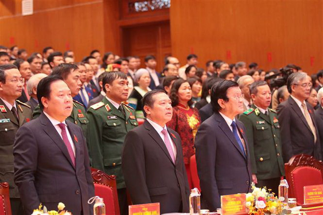 Các đại biểu thực hiện nghi lễ chào cờ tại Đại hội đại biểu Đảng bộ tỉnh Cao Bằng lần thứ XIX, nhiệm kỳ 2020-2025. (Ảnh: Chu Hiệu/TTXVN) 'Cao Bằng cần tập trung thu hút nguồn lực cho đầu tư phát triển' ảnh 2