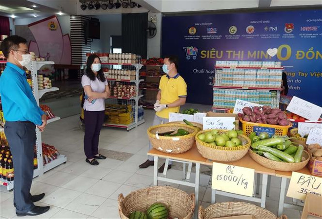 Gian hàng 'Siêu thị mini 0 đồng' của Liên đoàn Lao động quận Bình Thạnh phục vụ cho cho công nhân lao động có hoàn cảnh khó khăn. (Ảnh: Thanh Vũ/TTXVN) TP.HCM những ngày giãn cách: Đồng lòng vì tương lai bình thường mới ảnh 1
