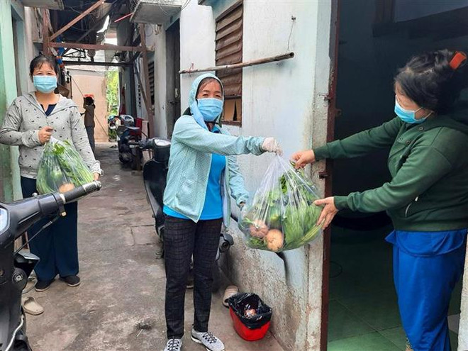 Liên đoàn Lao động quận Gò Vấp trao tặng rau xanh cho công nhân lao động trong khu trọ có hoàn cảnh khó khăn. (Ảnh: Thanh Vũ/TTXVN) TP.HCM những ngày giãn cách: Đồng lòng vì tương lai bình thường mới ảnh 2