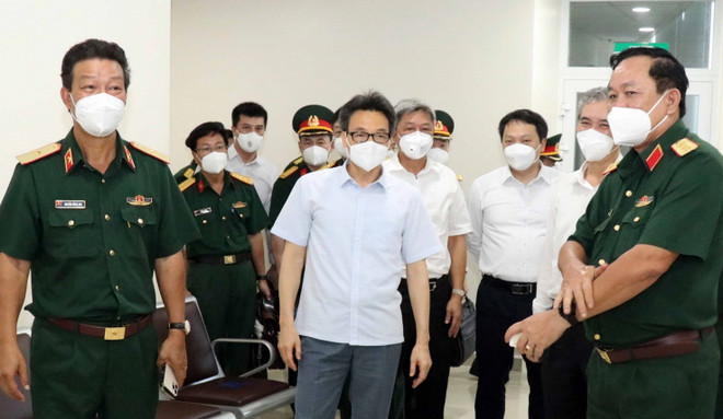 Phó Thủ tướng Vũ Đức Đam, Trưởng Ban Chỉ đạo Quốc gia phòng, chống dịch COVID-19 kiểm tra công tác phòng, chống dịch COVID-19 tại Bệnh viện Quân đội 175. (Ảnh: Xuân Khu/TTXVN) Phó Thủ tướng: Huy động mọi nguồn lực để chống dịch ở TP.HCM ảnh 1
