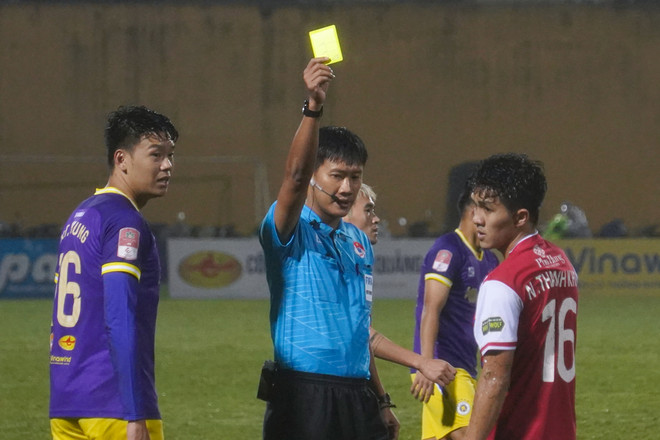 Trọng tài rút thẻ vàng với tiền vệ mang áo số 16 bên phía Câu lạc bộ Thành phố Hồ Chí Minh. (Ảnh: Việt Anh/Vietnam+) vnp_9.jpg