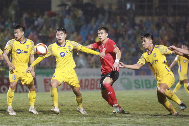 Pha lập công duy nhất của Bùi Hoàng Việt Anh (áo đỏ) giúp Công an Hà Nội áp sát top 4 V-League sau vòng 10. (Ảnh: FB) 428634081_394721080175272_489168044188206744_n.jpg