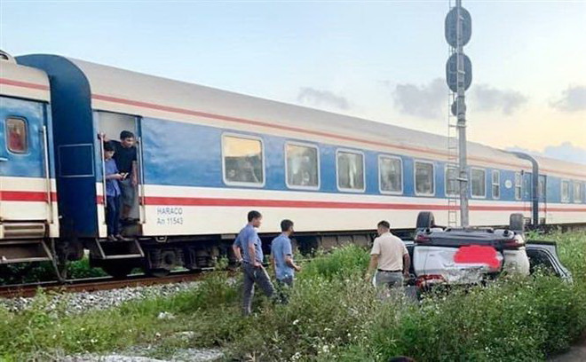 Nam Định: Tàu hỏa đâm văng ôtô 5 chỗ, 6 người may mắn thoát nạn ảnh 1