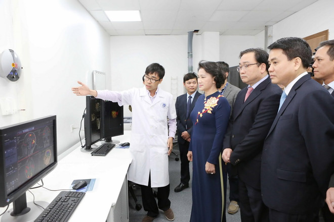 Chủ tịch Quốc hội Nguyễn Thị Kim Ngân và các đại biểu thăm Trung tâm Kỹ thuật cao và tiêu hóa Hà Nội. (Ảnh: Phương Hoa/TTXVN) Hà Nội khánh thành trung tâm hiện đại về phẫu thuật tiêu hóa ảnh 1