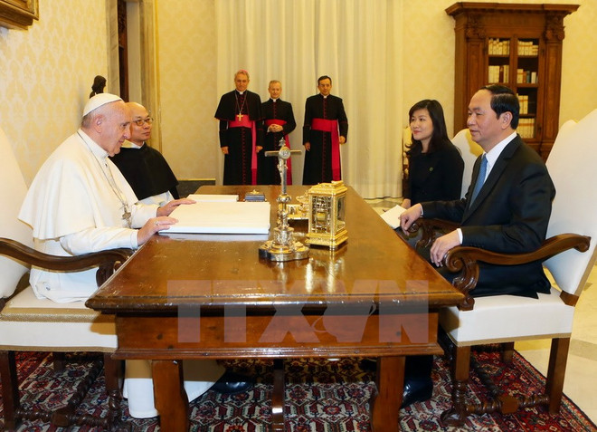 Chủ tịch nước Trần Đại Quang diện kiến Giáo hoàng Francis. (Ảnh: Nhan Sáng/TTXVN) Kết quả chuyến thăm Italy của Chủ tịch nước Trần Đại Quang ảnh 2