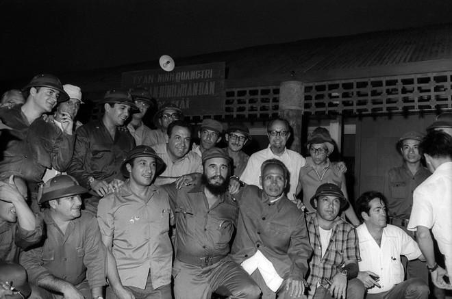 Trong chuyến thăm vùng Giải phóng miền Nam Việt Nam, ngày 15/9/1973, Thủ tướng Fidel Castro, Thủ tướng Chính phủ Cách mạng Cuba, Bí thư Thứ nhất Ban Chấp hành Trung ương Đảng Cộng sản Cuba và Đoàn đại biểu Đảng và Chính phủ Cách mạng Cuba chụp ảnh kỷ niệm bên đồn An ninh Nhân dân Bến Hải, địa đầu của miền Nam. (Ảnh: Tư liệu TTXVN) Kỷ niệm sâu sắc về những lần được gặp Lãnh tụ Cuba Fidel Castro ảnh 1