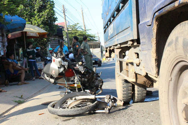 Xe máy nát vụn sau khi đâm vào ôtô tải, một người nguy kịch ảnh 1
