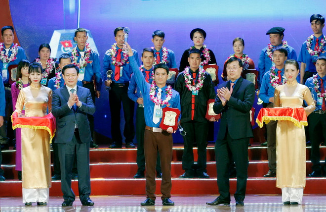 Phó Thủ tướng Vương Đình Huệ và Bí thư thứ nhất Trung ương Đoàn Lê Quốc Phong trao giải thưởng Lương Đình Của lần thứ XI năm 2016. (Ảnh: Phạm Kiên/TTXVN) Trao giải thưởng Lương Định Của cho 85 thanh niên nông thôn ảnh 1