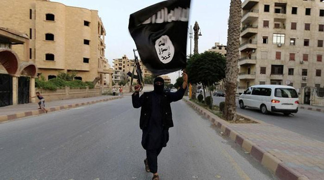 Một tay súng IS ở Syria. (Nguồn: Geo.tv) Quân đội Thổ Nhĩ Kỳ tố cáo IS bắn tên lửa hóa học ở miền Bắc Syria ảnh 1