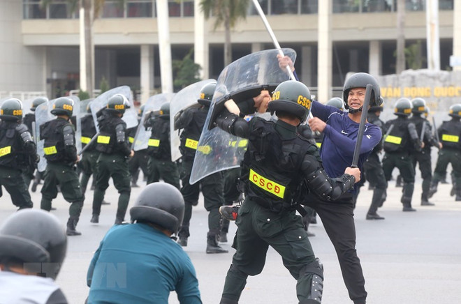 Lực lượng cảnh sát cơ động diễn tập. (Ảnh: TTXVN phát) Công an thiết lập trạng thái 'sẵn sàng mới' bảo vệ Đại hội Đảng XIII ảnh 2