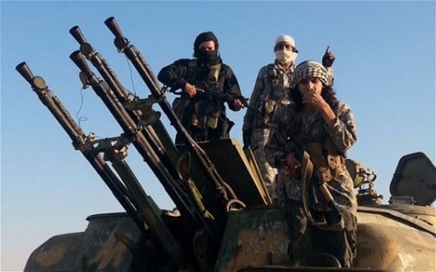 Tay súng IS. (Nguồn: Telegraph) Vũ khí Mỹ cung cấp cho phe đối lập ôn hòa Syria rơi vào tay IS ảnh 1