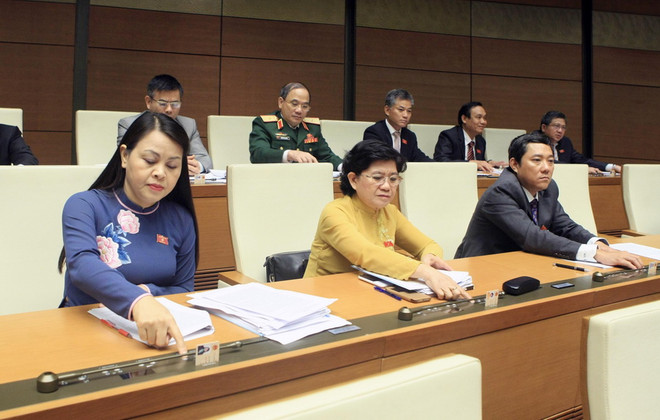 Đoàn đại biểu Quốc hội tỉnh Bắc Giang biểu quyết thông qua Nghị quyết về chất vấn và trả lời chất vấn. (Ảnh: Phạm Kiên/TTXVN) Kỳ họp thứ 2, Quốc hội khóa XIV rất thành công và có nhiều đổi mới ảnh 1