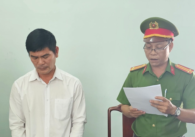 Bắt tạm giam Phó giám đốc ngân hàng làm giả con dấu ở Bình Dương ảnh 1