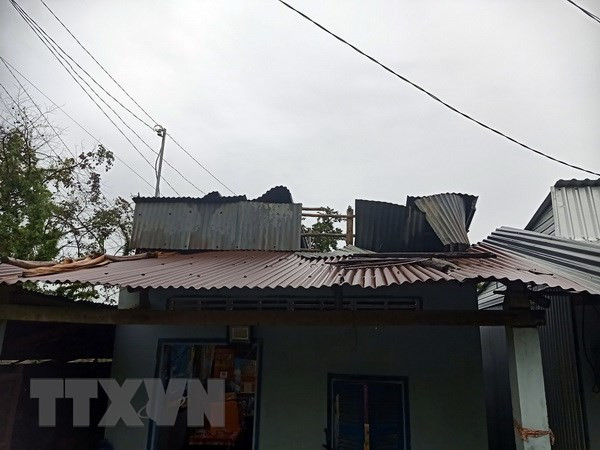 Dông, lốc làm sập, tốc mái nhiều nhà dân trên địa bàn huyện Hòn Đất. (Ảnh: TTXVN phát) Mưa lớn, dông lốc gây nhiều thiệt hại về tài sản ở Kiên Giang ảnh 1