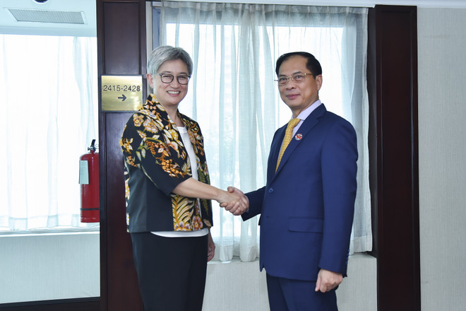 Bộ trưởng ngoại giao Bùi Thanh Sơn và Ngoại trưởng Australia Penny Wong tại cuộc gặp song phương bên lề Hội nghị Bộ trưởng Ngoại giao ASEAN lần thứ 56. (Ảnh: TTXVN phát) Bộ trưởng Ngoại giao Bùi Thanh Sơn gặp người đồng cấp Ấn Độ, Australia ảnh 2