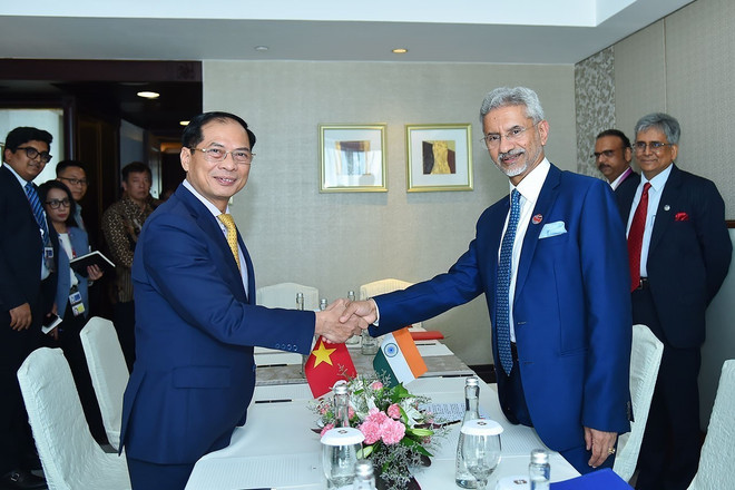 Bộ trưởng ngoại giao Bùi Thanh Sơn và Ngoại trưởng Ấn Độ Subrahmanyam Jaishankar tại cuộc gặp song phương bên lề Hội nghị Bộ trưởng Ngoại giao ASEAN lần thứ 56. (Ảnh: TTXVN phát) Bộ trưởng Ngoại giao Bùi Thanh Sơn gặp người đồng cấp Ấn Độ, Australia ảnh 1