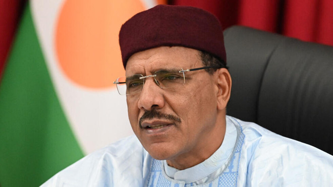 Tổng thống Niger Mohamed Bazoum. (Nguồn: AP) EU lên án hành động gây mất ổn định nền dân chủ ở Niger ảnh 1