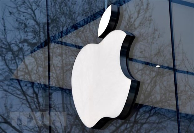 Biểu tượng của Apple tại một cửa hàng. (Ảnh: AFP/TTXVN) Tập đoàn công nghệ Apple đối mặt với rắc rối pháp lý tại Anh và Pháp ảnh 1