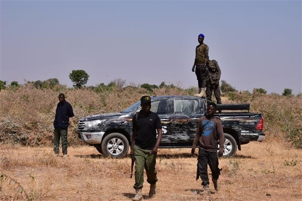 Lực lượng an ninh Nigeria gác tại hiện trường một vụ tấn công ở ngoại ô Maiduguri. (Ảnh: AFP/TTXVN) Các phần tử thánh chiến sát hại 32 người ở Đông Bắc Nigeria ảnh 1