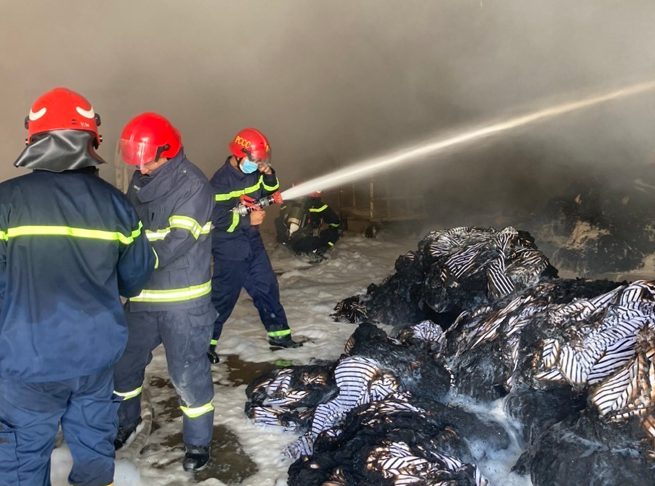 Kịp thời khống chế cháy lan ở một nhà xưởng tại Bình Dương ảnh 1