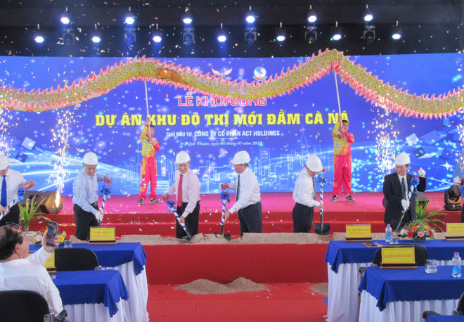 Các đại biểu thực hiện nghi thức khởi công dự án. (Ảnh: Nguyễn Thành/TTXVN) ttx2