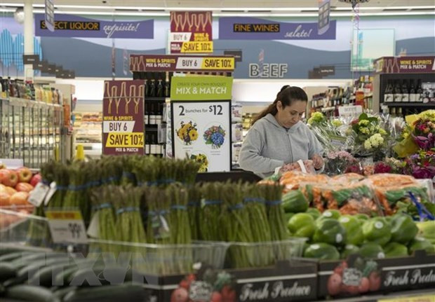 Khách hàng lựa chọn hàng hóa trong siêu thị ở San Mateo, bang California (Mỹ) ngày 12/4/2023. (Ảnh: THX/TTXVN) Mỹ: Chỉ số giá tiêu dùng đã tăng 0,2% trong tháng 6 ảnh 1