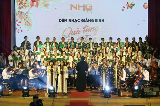 2.000 khán giả hòa nhịp cùng đêm nhạc Giáng sinh 'Quà tặng yêu thương' ảnh 1