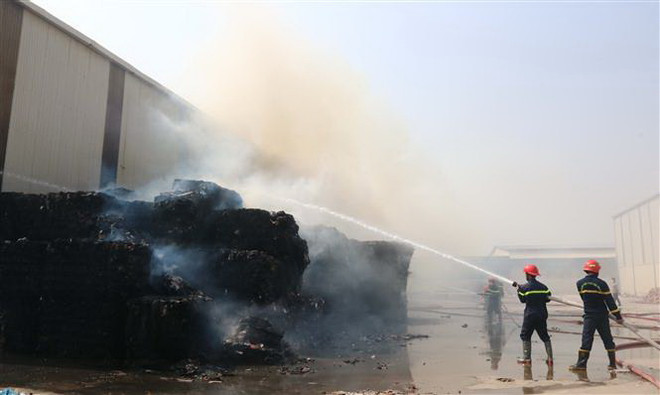 Bắc Ninh: Hỏa hoạn thiêu rụi xưởng phế liệu tại huyện Yên Phong ảnh 1