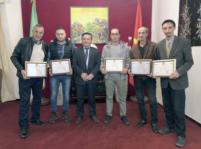 Tặng giấy khen cho một số nhà làm phim và phóng viên tại Algeria ảnh 1