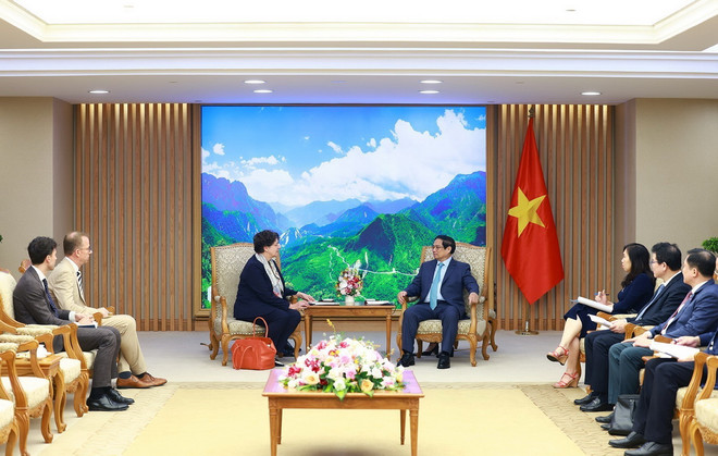 Thủ tướng Phạm Minh Chính tiếp bà Helga Margarete Barth, Đại sứ Cộng hòa Liên bang Đức tại Việt Nam. (Ảnh: Dương Giang/TTXVN) ttxvn_dai su Duc (2).jpg