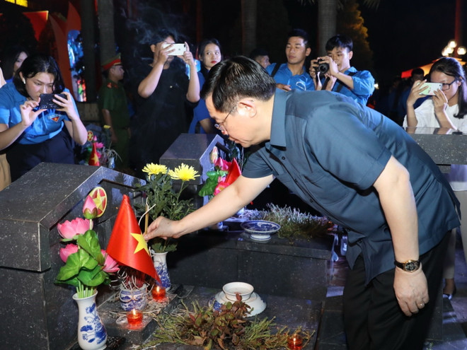 Bí thư Thành ủy Hà Nội Vương Đình Huệ thắp hương tri ân các anh hùng liệt sỹ. (Ảnh: Văn Điệp/TTXVN) Bí thư Thành ủy Hà Nội thắp nến tri ân các anh hùng liệt sỹ ảnh 1
