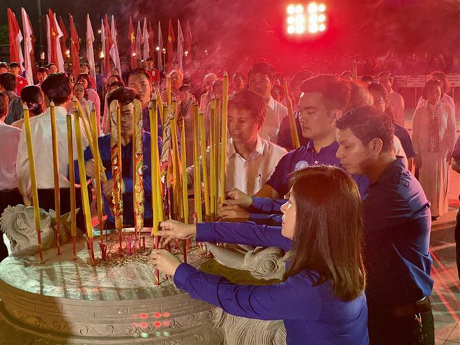 Đoàn viên thanh niên Thành phố Hồ Chí Minh dâng hương tưởng nhớ anh hùng, liệt sỹ. (Ảnh: Hồng Giang/TTXVN) Tuổi trẻ cả nước tri ân các anh hùng liệt sỹ, người có công ảnh 2