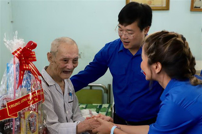 Anh Lê Quốc Phong, Ủy viên dự khuyết Trung ương Đảng, Bí thư thứ nhất Trung ương Đoàn tặng quà cho cựu chiến binh Đoàn Hà. (Ảnh: Hồng Giang/TTXVN) Tuổi trẻ cả nước tri ân các anh hùng liệt sỹ, người có công ảnh 1