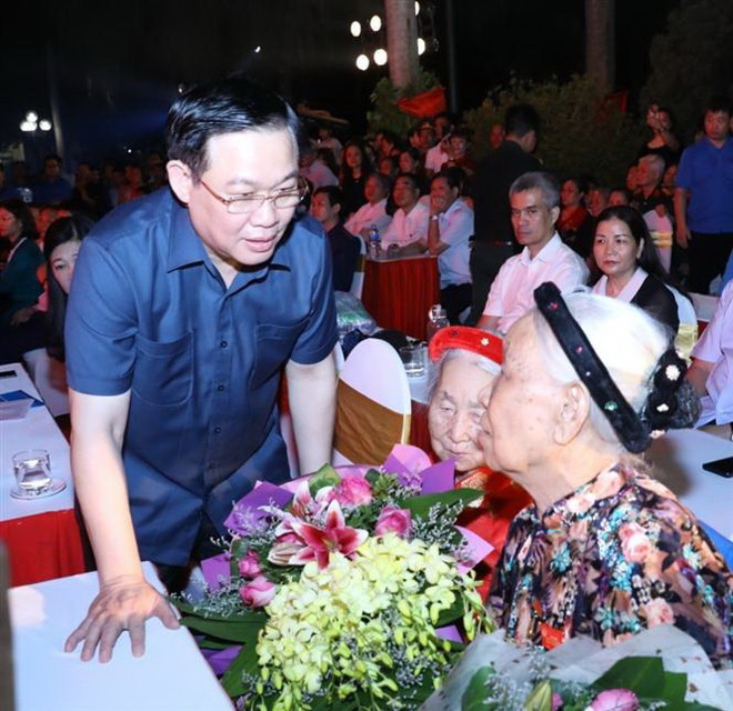 Bí thư Thành ủy Hà Nội Vương Đình Huệ tặng quà Mẹ Việt Nam anh hùng, các thương binh, bệnh binh, các gia đình chính sách. (Ảnh: Văn Điệp/TTXVN) Bí thư Thành ủy Hà Nội thắp nến tri ân các anh hùng liệt sỹ ảnh 2