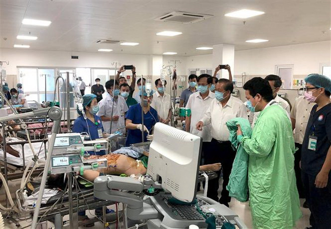 Huy động mọi lực lượng cứu chữa nạn nhân vụ lật xe ở Quảng Bình ảnh 1